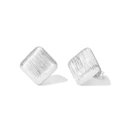 Gebürstete Quadrat-Ohrstecker aus 925 Sterling Silber, minimalistisch und zeitlos, passend zu Alltag und Business-Looks.
