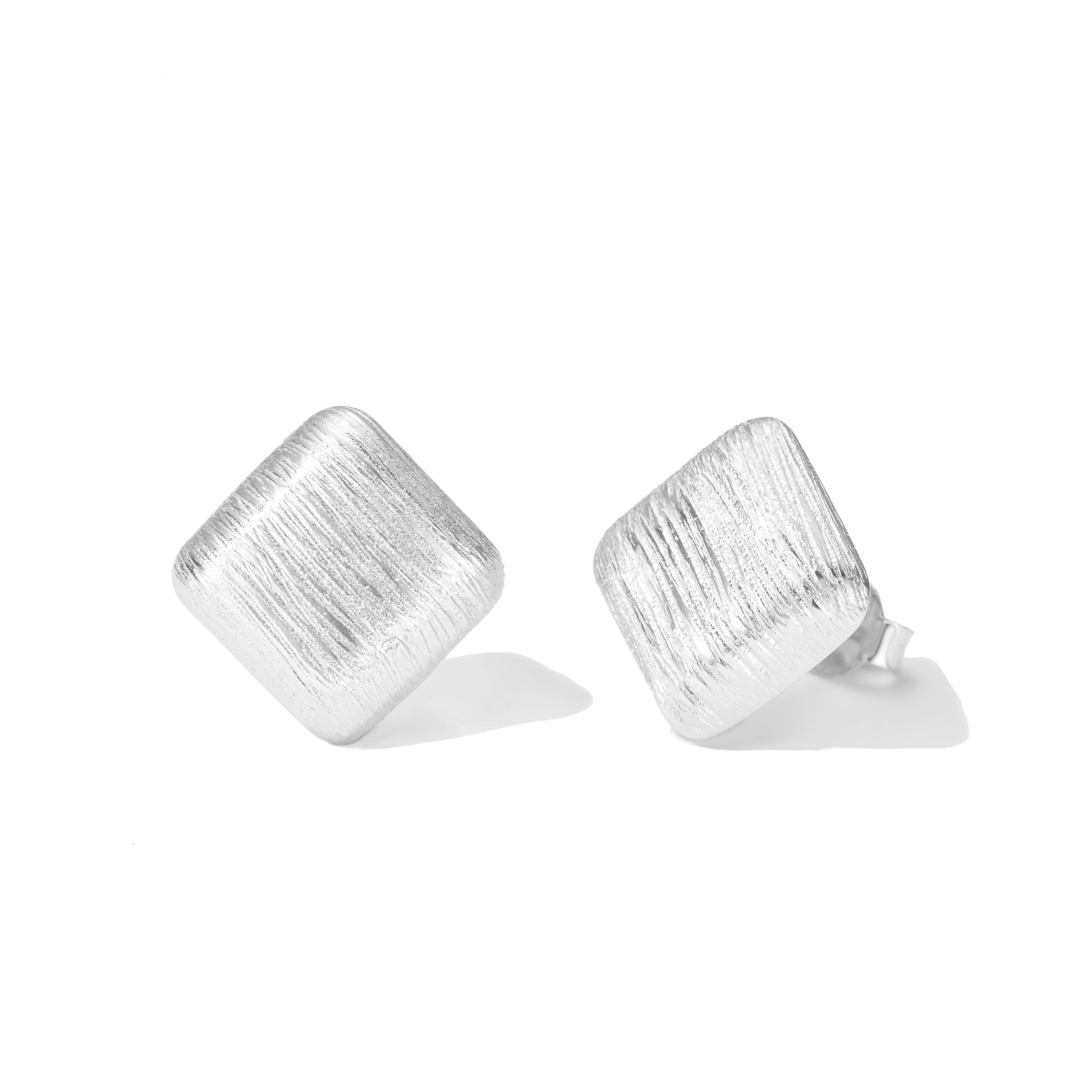 Gebürstete Quadrat-Ohrstecker aus 925 Sterling Silber, minimalistisch und zeitlos, passend zu Alltag und Business-Looks.